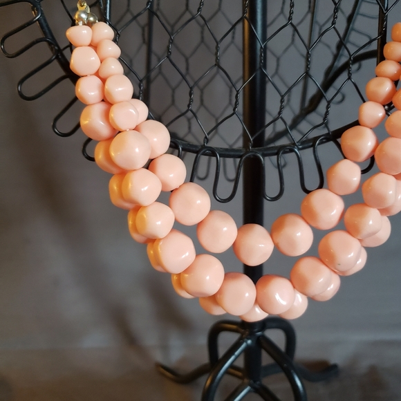 Pink chunky faceted plastic bead necklace - Picture 2 of 4